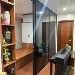 Cửa lùa slim không ray dưới ứng dụng làm vách ngăn