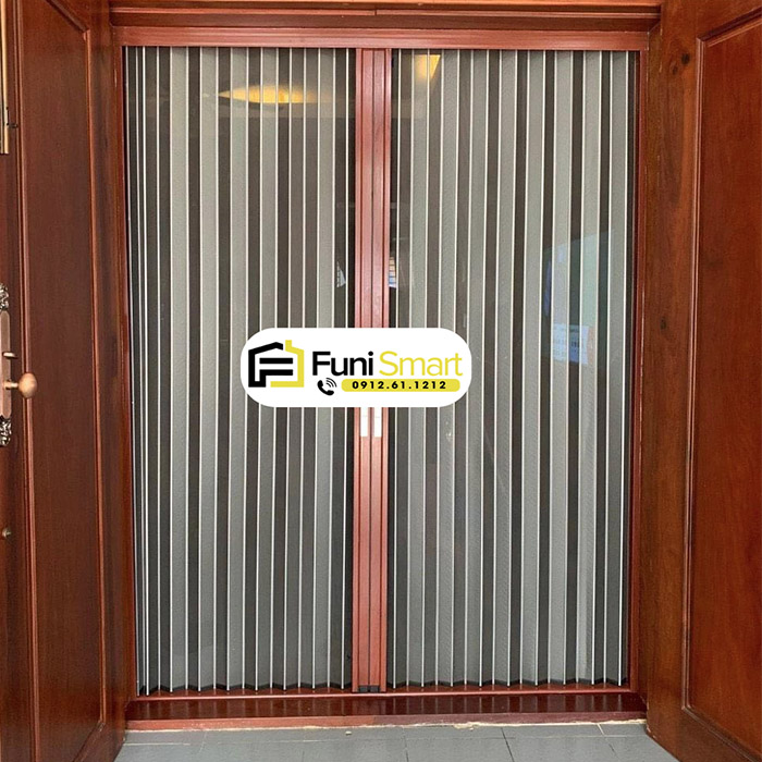 Cửa xếp lá nhôm màu vân gỗ đẳng cấp nhà gỗ tự nhiên