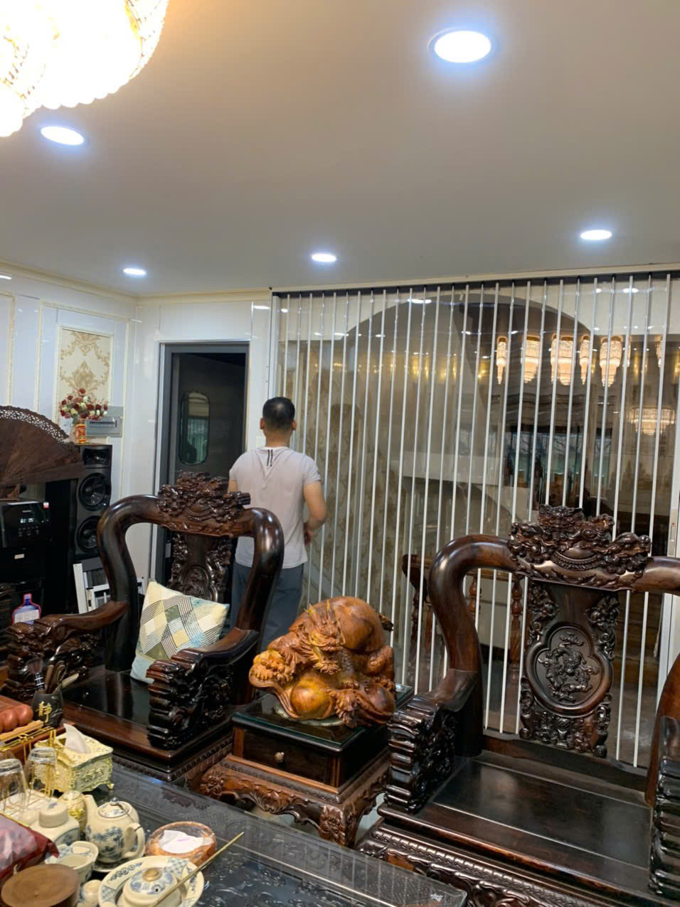Cửa nhôm xếp lá trong suốt làm từ PVC có khả năng cách nhiệt tốt
