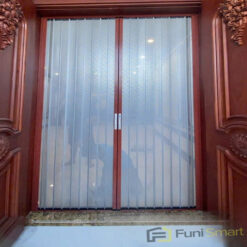 Cửa xếp lá nhựa trong suốt màu vân gỗ cho biệt thự