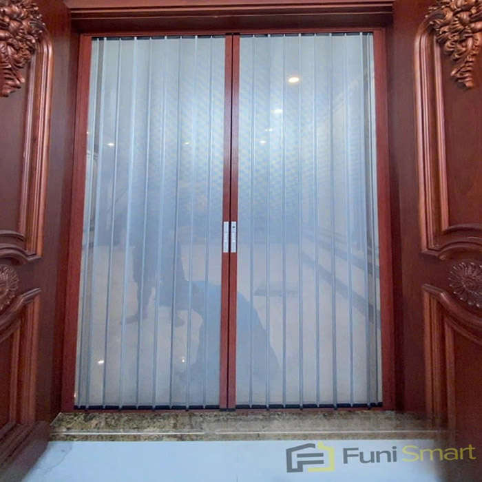 Cửa xếp lá nhựa trong suốt màu vân gỗ cho biệt thự