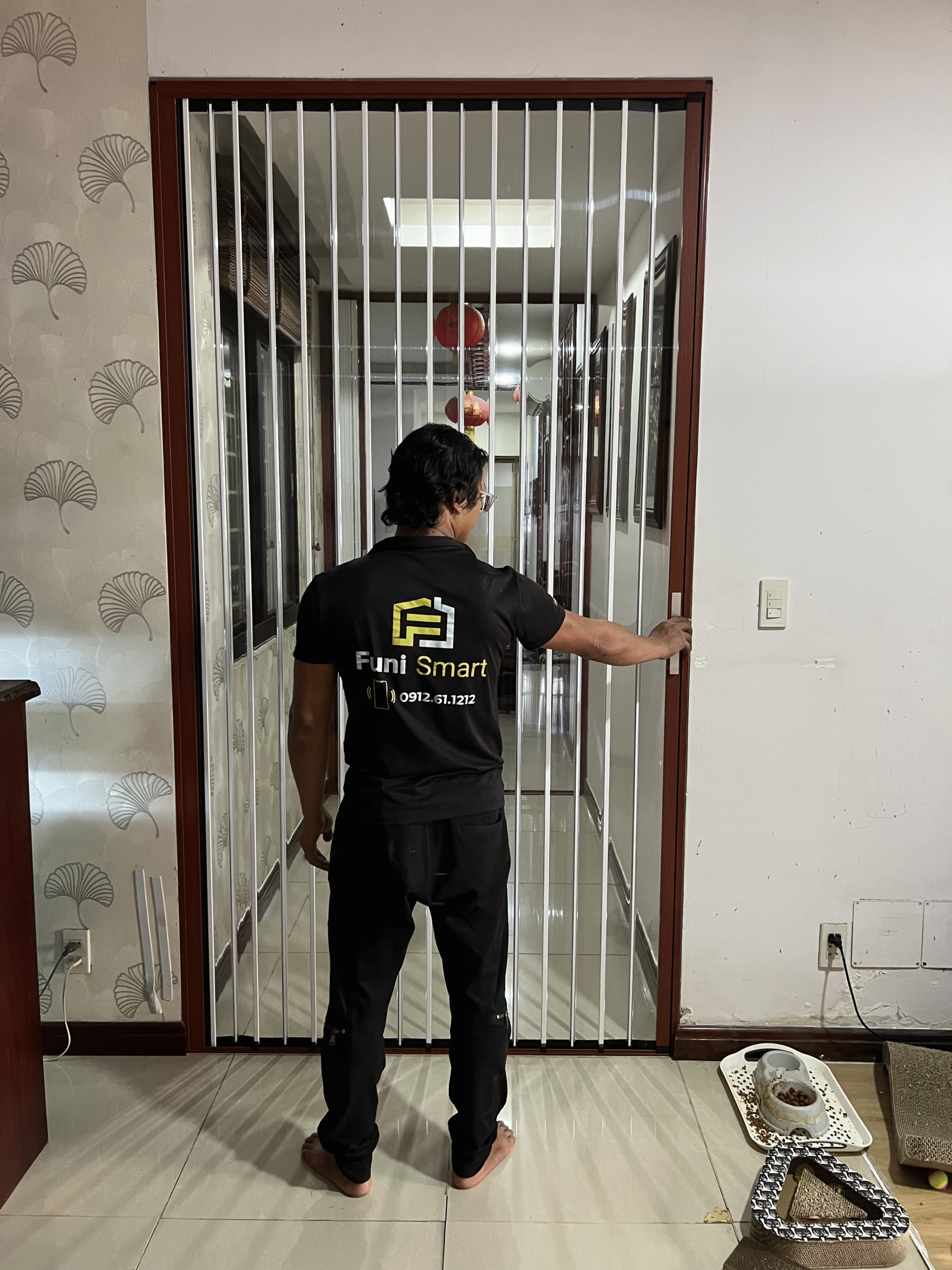 Cửa xếp nhôm màu vân gỗ lá trong suốt