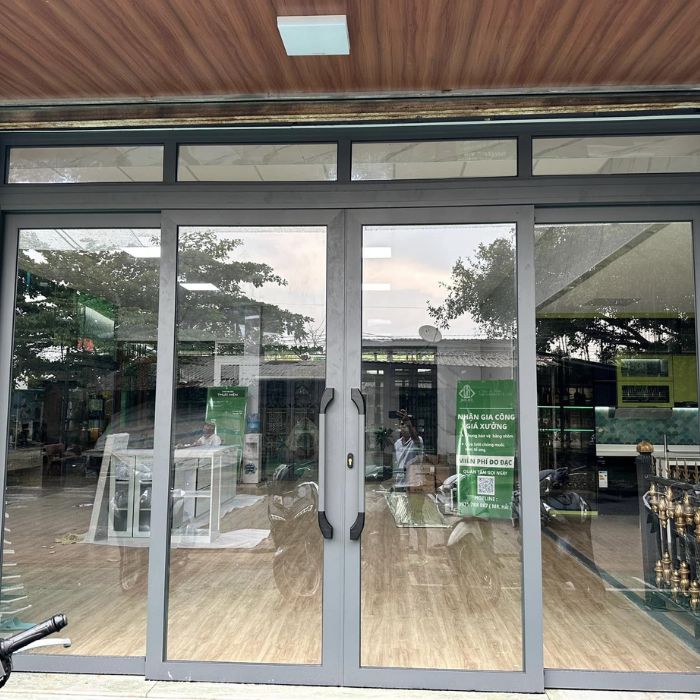 Cửa trượt quay được thi công tại cửa hàng quận 7