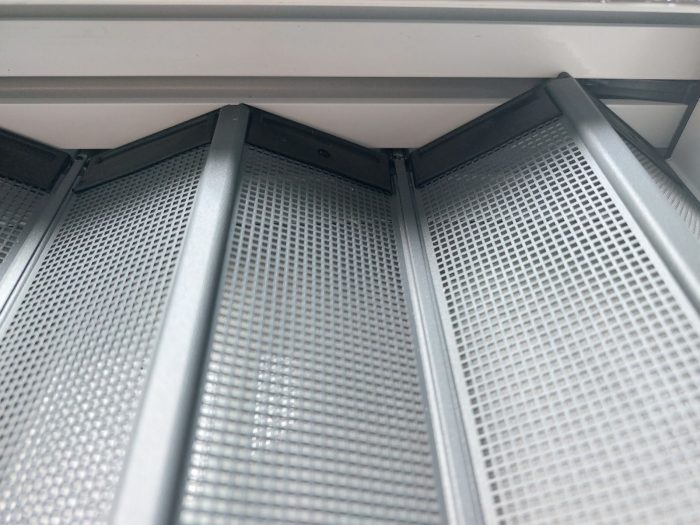 Kích thước mắt lưới nhỏ của cửa nhôm xếp chống mèo, thú cưng