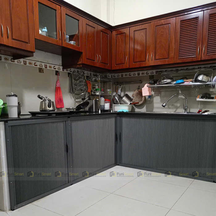 Cửa rèm tổ ong làm cánh tủ bếp gấp gọn tiện lợi, chống mối mọt tốt