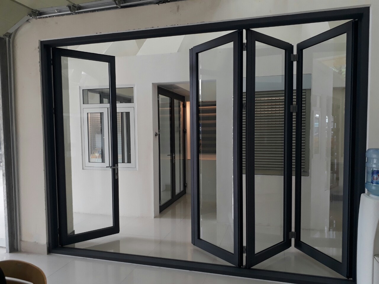 Cửa nhôm kính xếp trượt 4 cánh tiện nghi