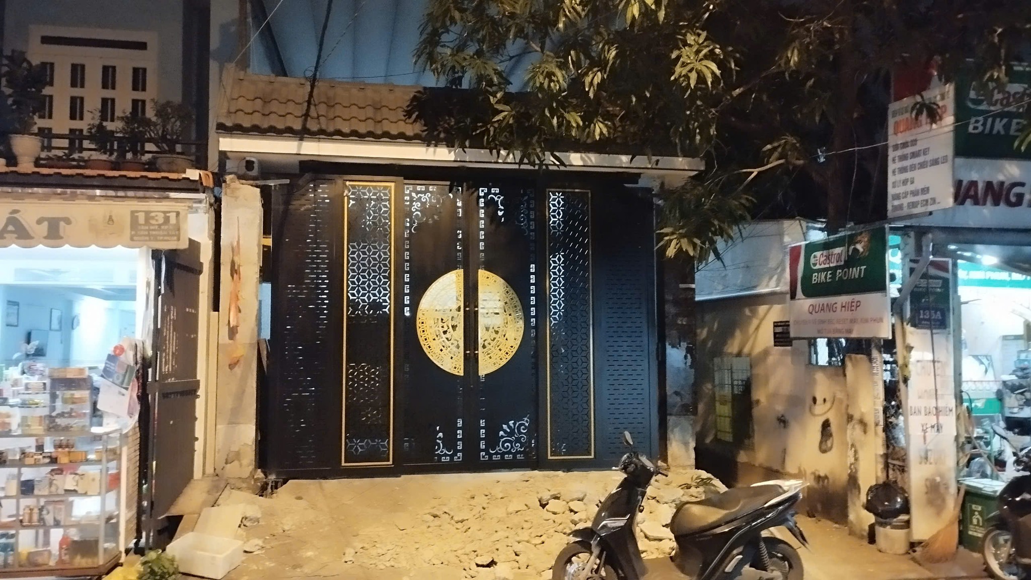 Cửa trượt quay sắt CNC màu đen