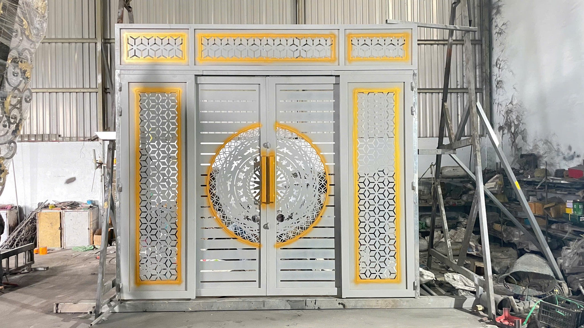 Cửa sắt trượt quay CNC hiện đại bền chắc