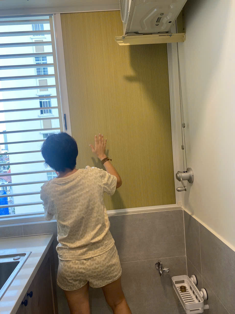 Cửa xếp tổ ong màu kem cho cửa sổ