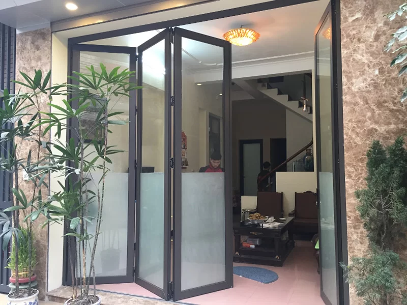 cửa trượt quay mở trong