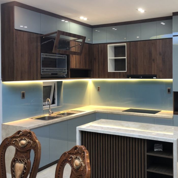 Tủ bếp với khung nhôm tổ ong là cánh gỗ tự nhiên